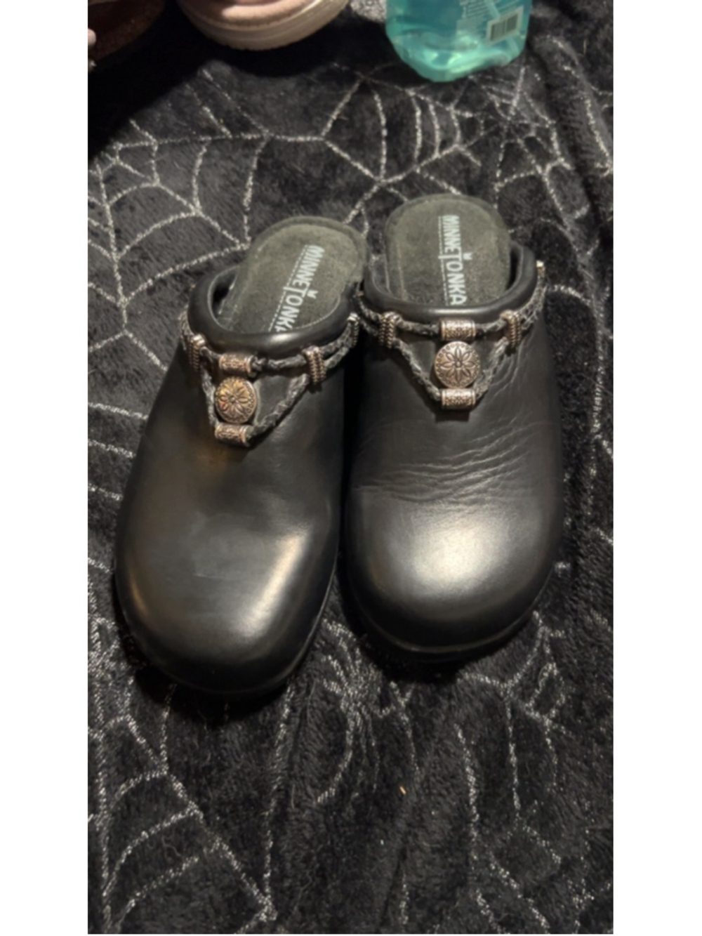 Minnetonka Black Leather Clogs with Silver Accents Size 5.5